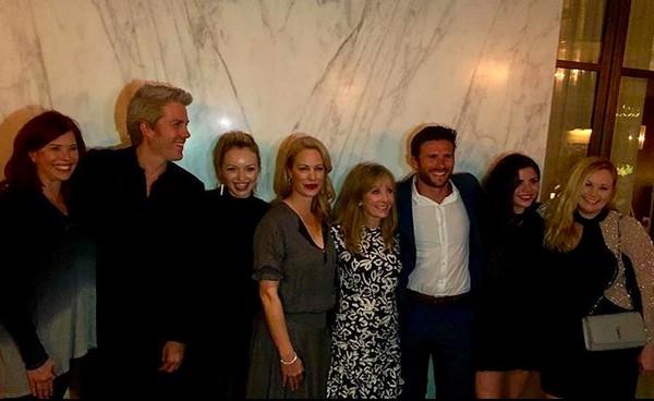 Os oito filhos do ator Clint Eastwood, incluindo Laurie, a primogênita colocada para adoção (no centro da imagem, com um vestido preto e branco) (Foto: Instagram)