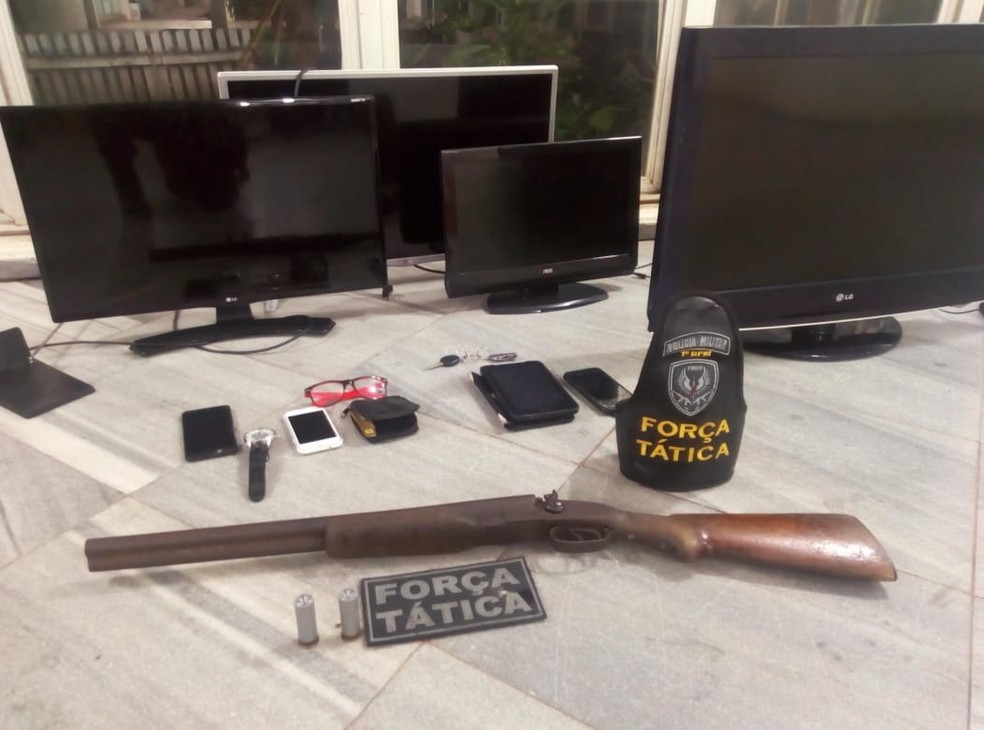 Arma, munições e todo o material apreendido foram levados à Central de Flagrantes da Polícia Civil — Foto: PMRN/Divulgação