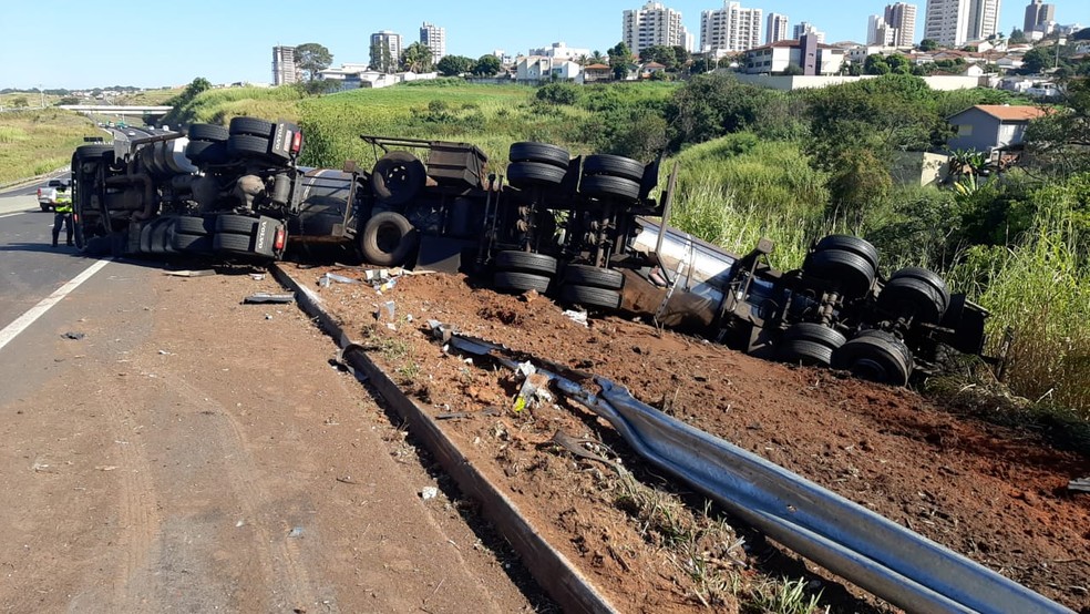 Veículo tombou na rodovia Comandante João Ribeiro de Barros em Marília (SP). Trânsito não foi afetado. — Foto: Giro Marília/ Divulgação