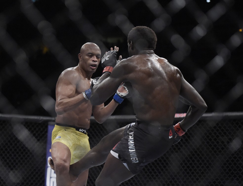 Anderson Silva levou a pior em golpe no joelho direito aplicado por Jared Cannonier no UFC 237 — Foto: André Durão