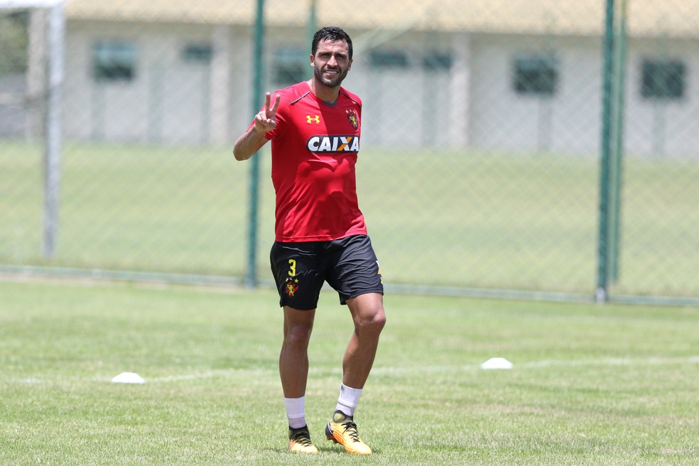 Ronaldo Alves vai vestir a camisa do Azulão — Foto: Marlon Costa/Pernambuco Press