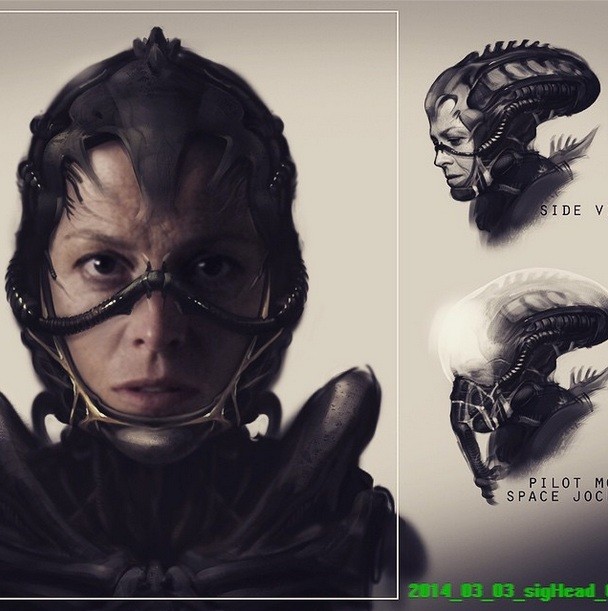 Ripley com um capacete no formato da cabeça do Alien (Foto: Reprodução)