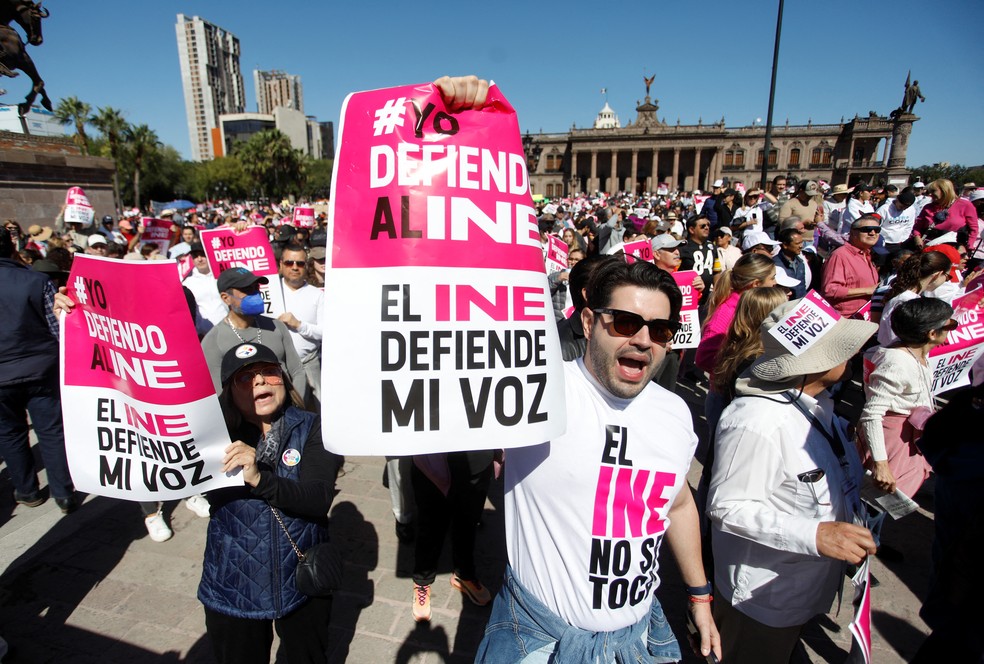 Manifestantes protestam na Cidade do México contra reforma proposta pelo presidente Lopez Obrador — Foto: REUTERS/Daniel Becerril