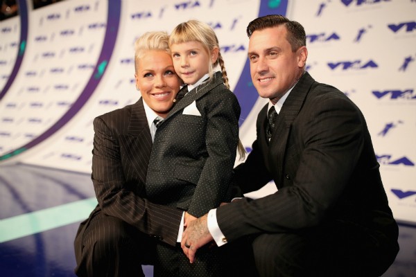 Pink, sua filha Willow e seu marido Carey Hart (Foto: Getty Images)