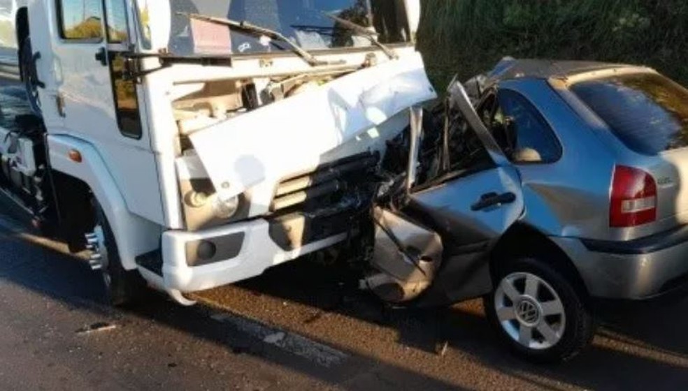 Colisão entre carro e caminhão guincho matou o cantor Lucas Léo em Santa Catarina, no domingo — Foto: Corpo de Bombeiros/Divulgação