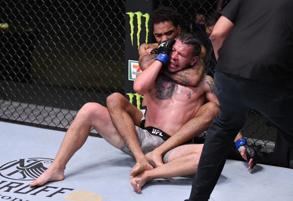 Rolsevelt Roberts finalizou Brok Weaver com um mata-leão no UFC: Woodley x Burns — Foto: Getty Images