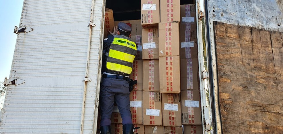 Caminhoneiro &eacute; detido ap&oacute;s pol&iacute;cia encontrar diversas caixas de cigarro em ve&iacute;culo &mdash; Foto: Pol&iacute;cia Militar Rodovi&aacute;ria/Divulga&ccedil;&atilde;o