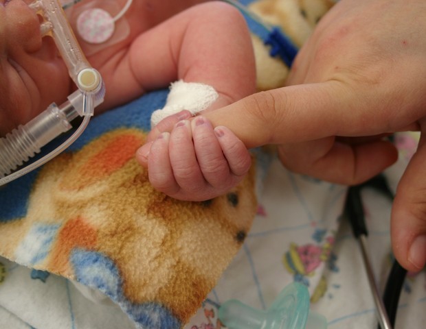 Bebê prematuro segurando mão de adulto (Foto: Getty Images)