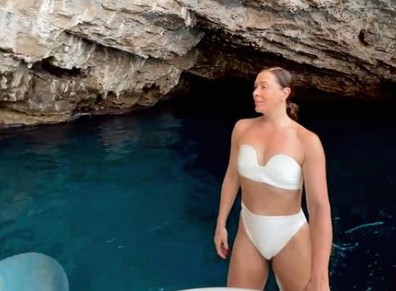 Claudia Raia posa de biquíni branco em Capri, na Itália (Foto: Instagram)