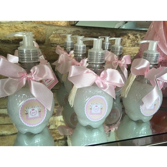 Os potinhos de sabonete líquido personalizados são lembrancinhas da festa (Foto: Reprodução/ Instagram)