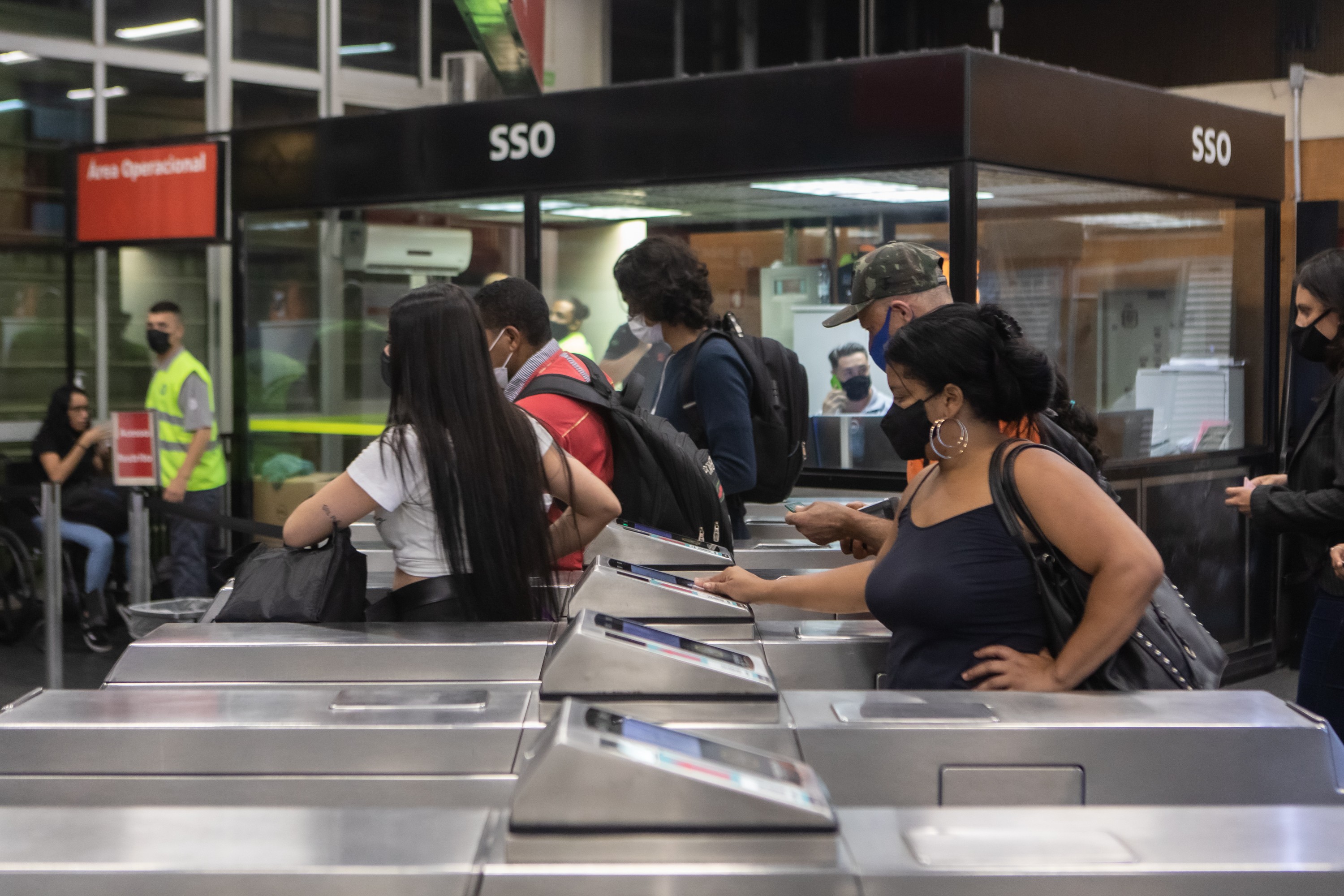 Nova falha na linha 9-Esmeralda, da ViaMobilidade, reduz velocidade dos trens; passageiros relatam 40 minutos de espera em vagão