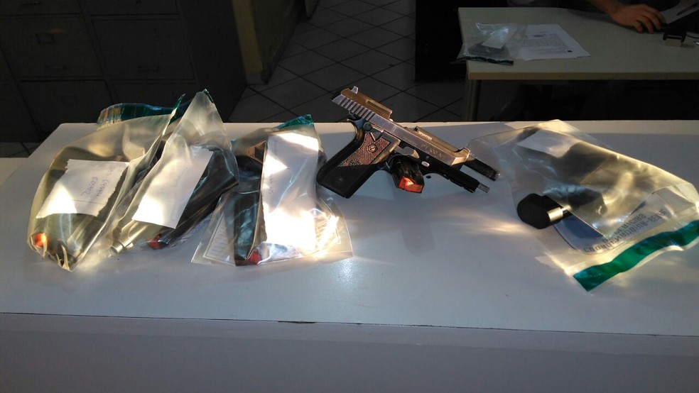 Cinco armas usadas pelos policiais foram apreendidas (Foto: Osvaldo Nóbrega/ TV Morena)