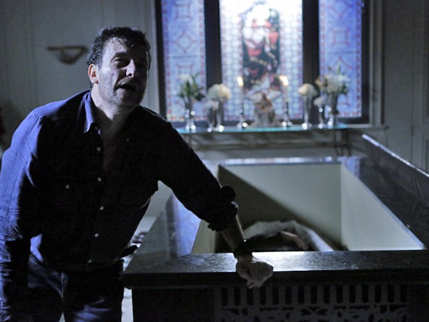 Josué se emociona ao conseguir abrir o túmulo (Foto: Felipe Monteiro/ Gshow)