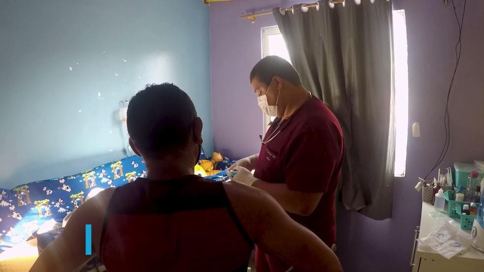 Médico oferece o atendimento gratuito, pela internet e presencial. — Foto: Rede Amazônica
