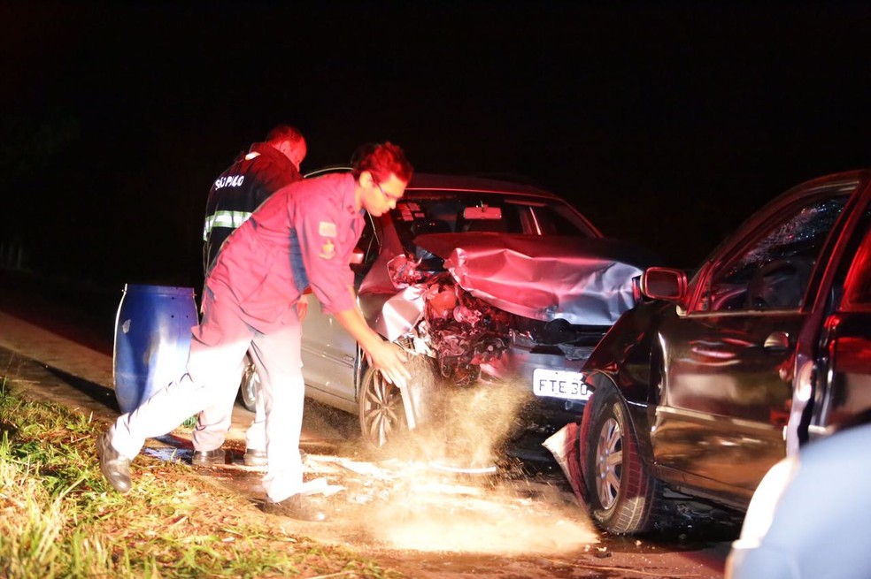 Acidente deixou quatro pessoas feridas em vicinal de Promissão (Foto: J. Serafim)