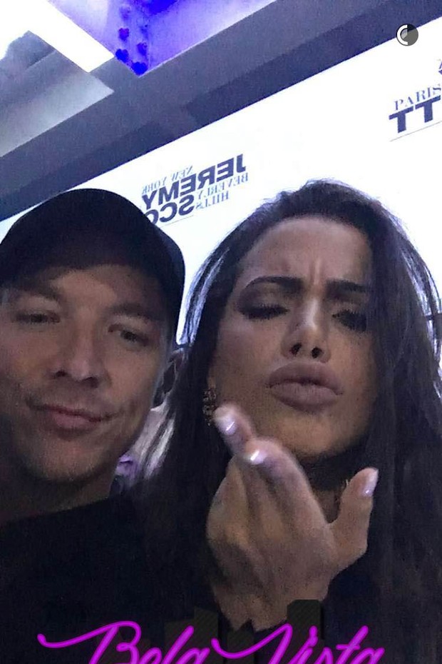 Ao chegar na festa da Melissa com Jeremy Scott, Diplo tirou uma selfie com Anitta (Foto: Snapchat/Reprodução)