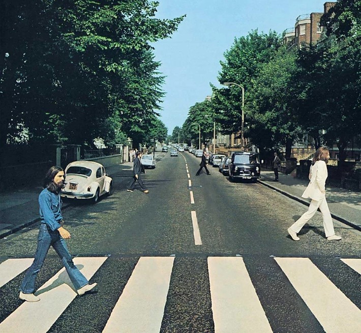Capa de álbum dos Beatles é recriada respeitando distância de 2 metros entre membros (Foto: Reprodução)