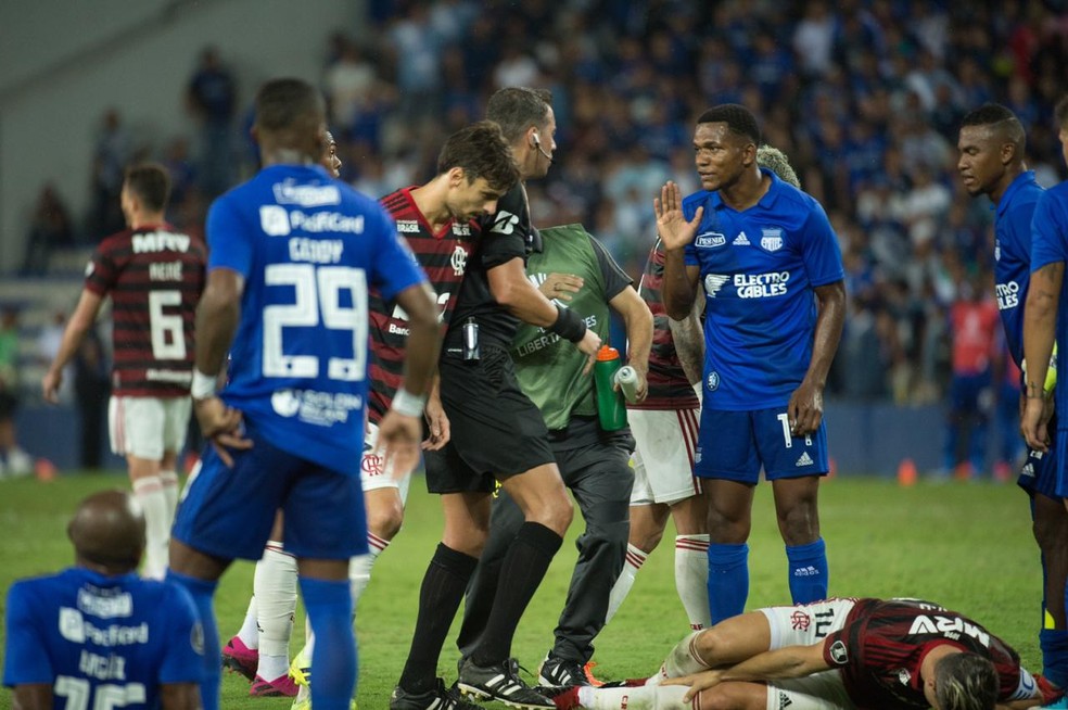 Sequência feita por fotógrafo do Flamengo mostra lance da lesão de Diego — Foto: Alexandre Vidal / Flamengo