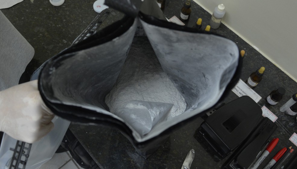 Substância entorpcente encontrada em malas de passageira no Aeroporto do Recife foi confirmada como cacaína (Foto: Divulgação/PF)