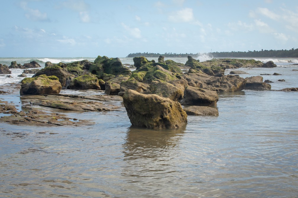 Em Barreiras do Boqueirão, estruturas rochosas "quebram" a onda e formam piscinas na beira-mar — Foto: Celso Tavares/G1
