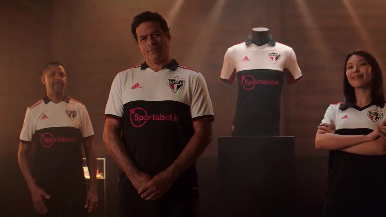 São Paulo lança terceira camisa inspirada em agasalho de time campeão mundial