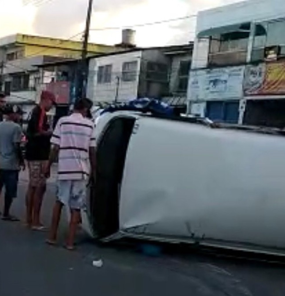 Kombi capotou e deixou pessoas feridas em Paulista, no Grande Recife  — Foto: Reprodução/WhatsApp
