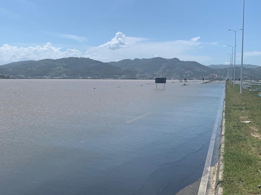 Parte da Rodovia Ivane Fretta fica debaixo d'água em Tubarão — Foto: Defesa Civil/Divulgação