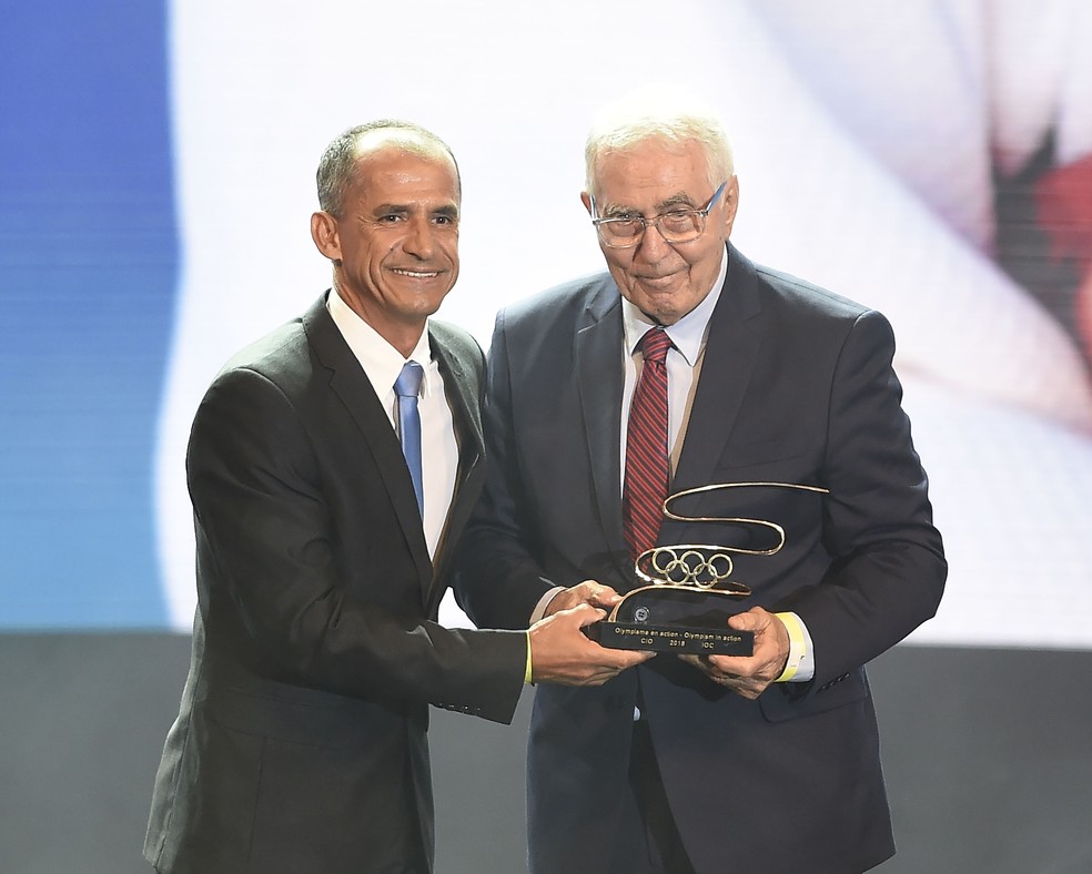 Geraldo Bernardes recebe o troféu das mãos de Vanderlei Cordeiro de Lima  — Foto: André Durão