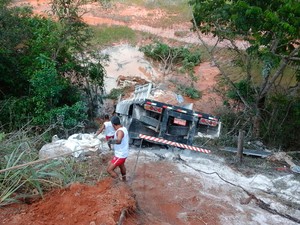 Acidente mata caminhoneiro na BR-101, em Teixeira de Freitas, na Bahia (Foto: Corpo de Bombeiros/ Divulgação)