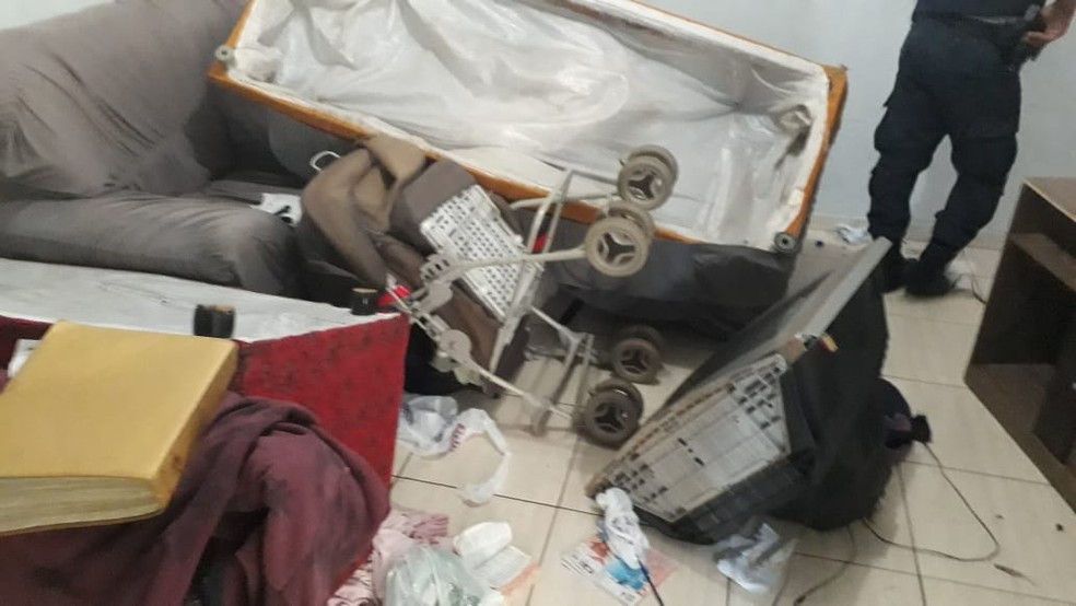 Polícia Militar atende ocorrência de violência domiciliar e encontra casa com móveis revirados no Recando das Emas, no DF  — Foto: PMDF/Divulgação