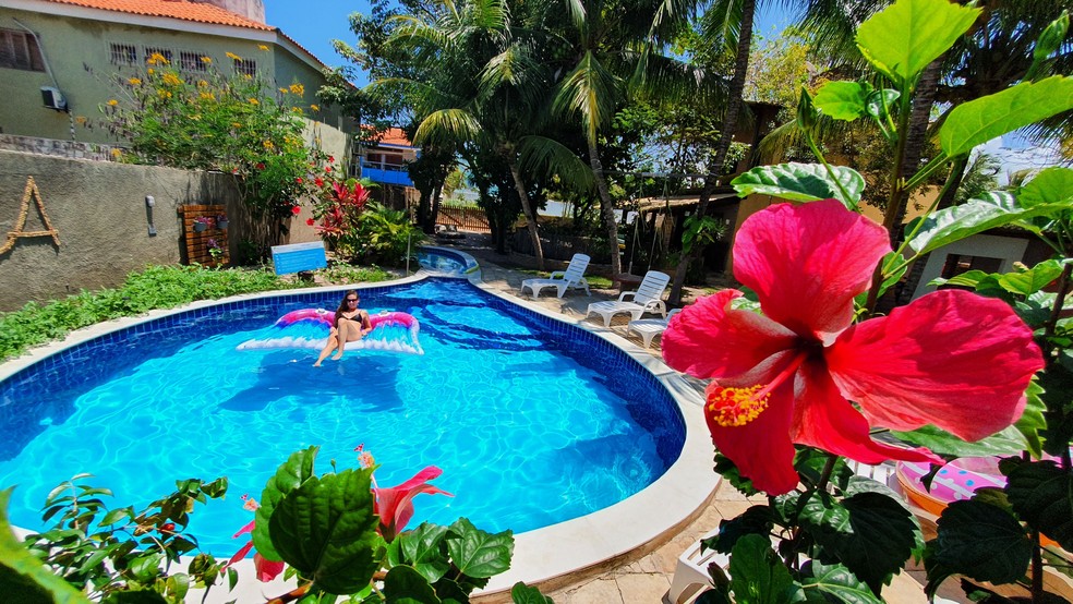 Piscina da Pousada RiiA, em Maragogi, em Alagoas, que irá permitir o topless a partir de agosto — Foto: Divulgação