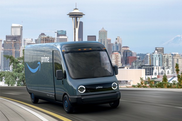 NOVA FROTA Produzida em parceria com a startup Rivian, a van elétrica agora faz entregas da varejista americana Amazon (Foto: Divulgação)