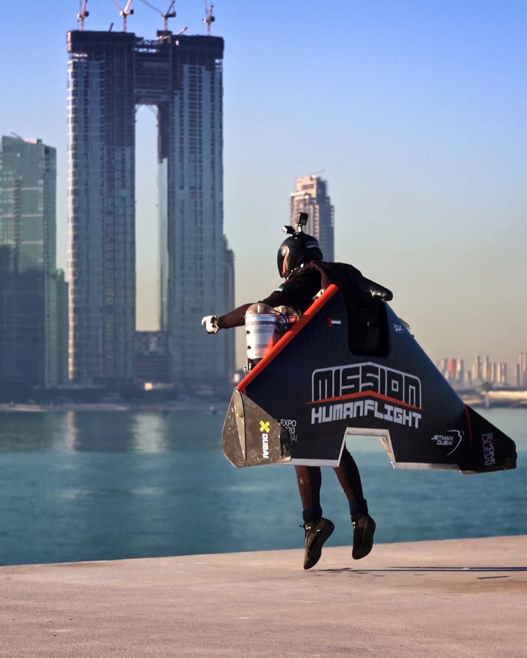 Com jetpack, piloto sobrevoa Dubai a 1.800 metros acima do mar (Foto: Reprodução/Instagram)