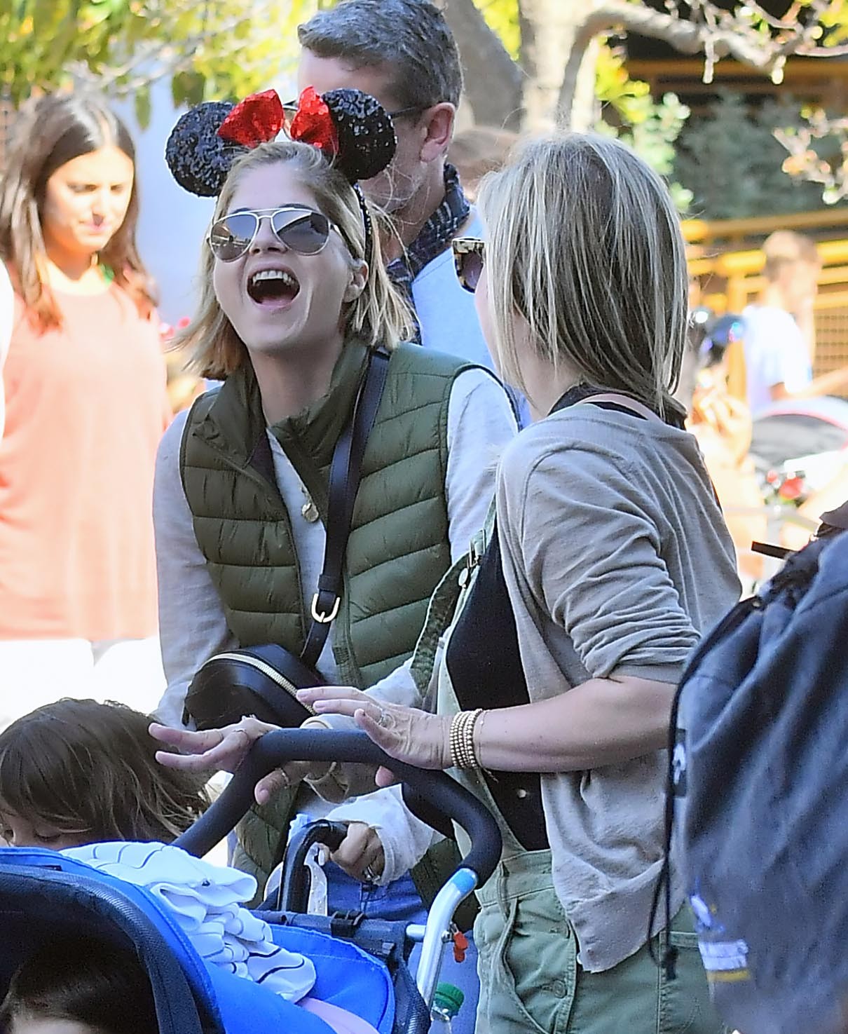 Selma Blair e Sarah Michelle Gellar na Disneyland com suas famílias (Foto: Mega/The Grosby Group)