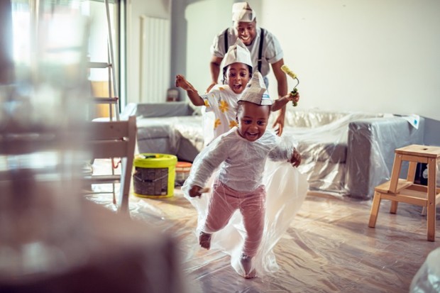 Confira ideias de brincadeiras para fazer com as crianças em casa (Foto: Getty Images)