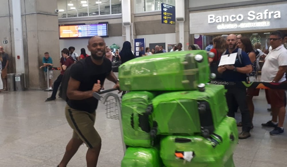 Vagner Love chega ao Brasil, para acertar com o Timão até 2020