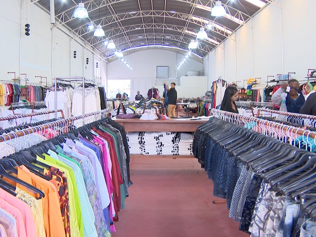 G1 - Outlet vende roupas por quilo e preço clientes em Divinópolis notícias em Centro-Oeste
