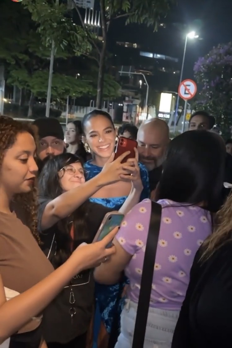 Bruna Marquezine tira fotos com fãs na porta da festa de Anitta — Foto: Reprodução/Instagram