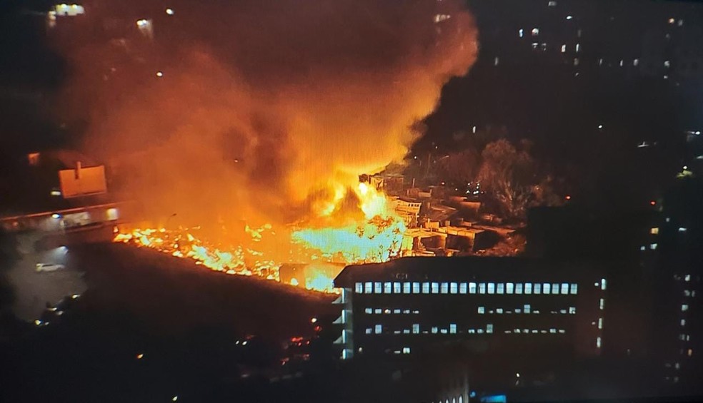 Incêndio atinge comunidade do Boi Malhado na Zona Norte da capital paulista — Foto: TV Globo
