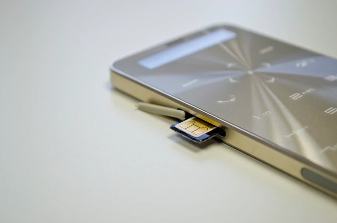 Celular fino e simples promete bateria que dura até 90 dias (Foto: Divulgação/Janus One)