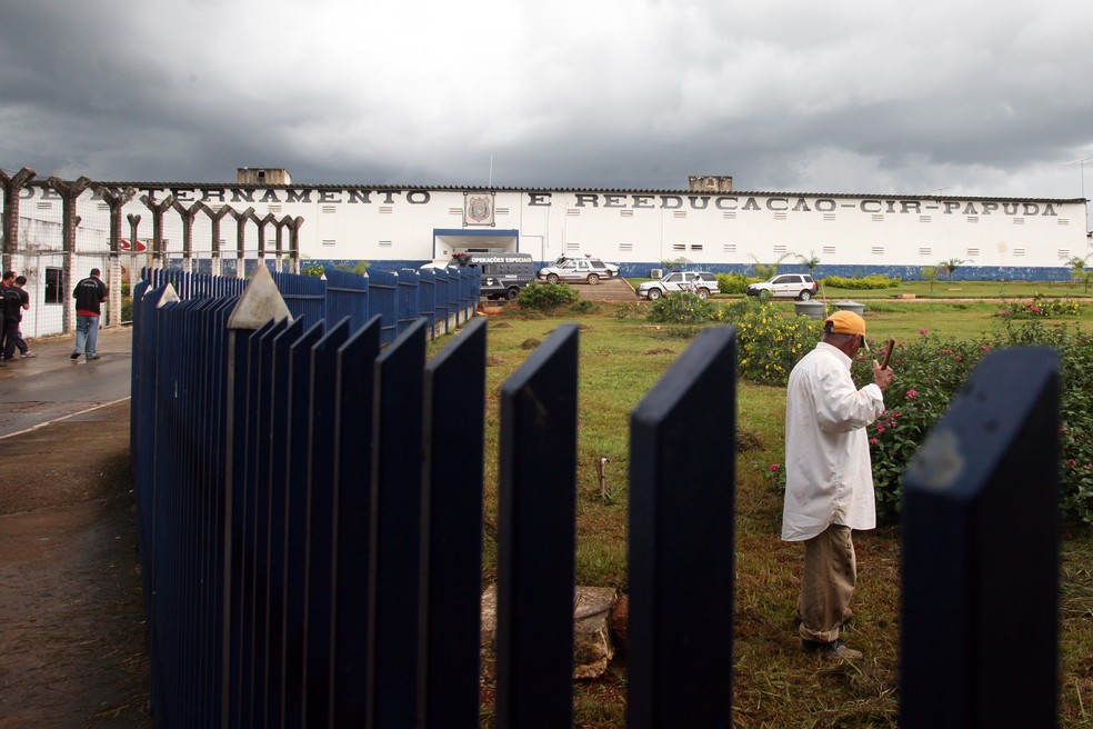 Funcionário cuida de gramado em frente a Papuda, em Brasília — Foto: Gláucio Dettmar/CNJ/Divulgação