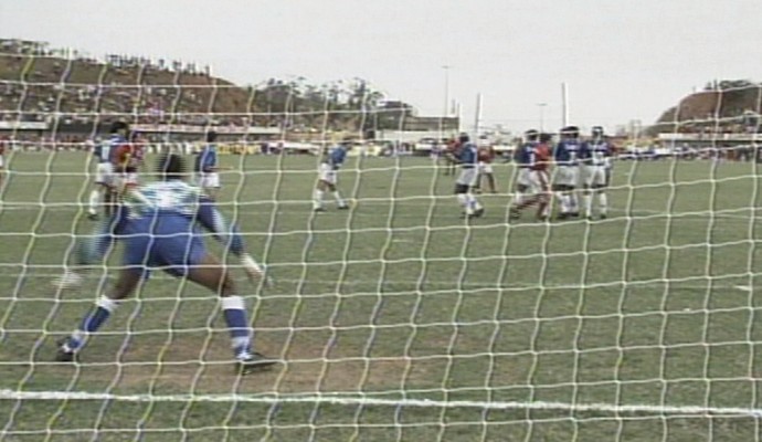 Na luta contra o Z-4, Cruzeiro encara  o Fla em Cariacica 21 anos depois