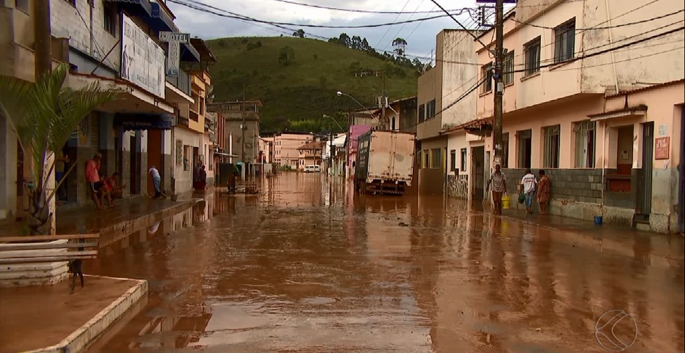 Chuvas causam estragos em Ewbanck da Câmara (Foto: Reprodução/TV Integração)