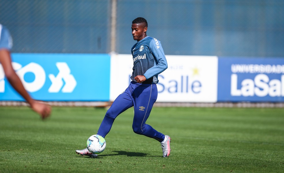 Presidente do Cruzeiro detalha contrato de Orejuela com o Grêmio e caminhos para venda
