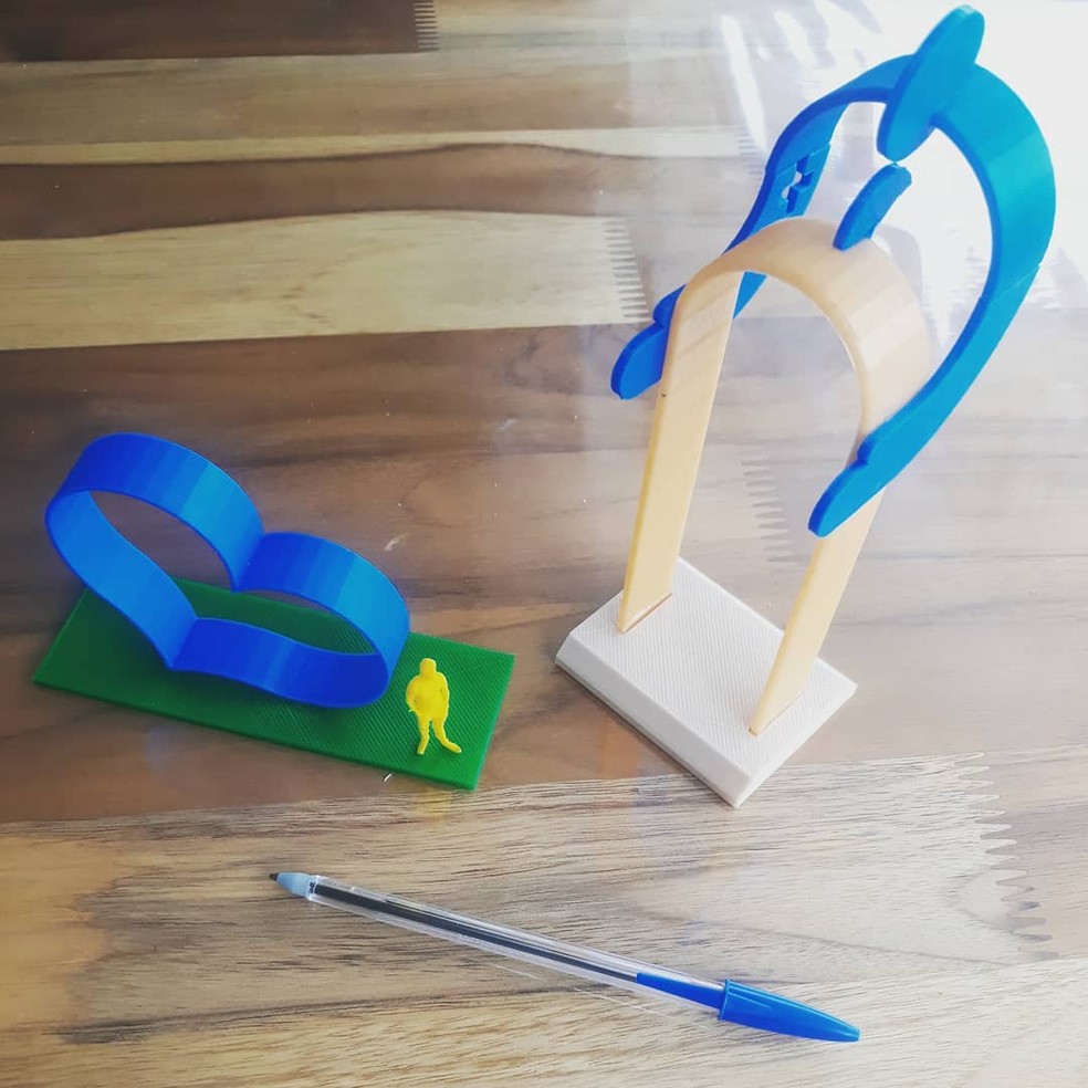 Esculturas e monumentos santistas viram miniaturas pedagógicas para deficientes visuais. — Foto: Renato Frosch