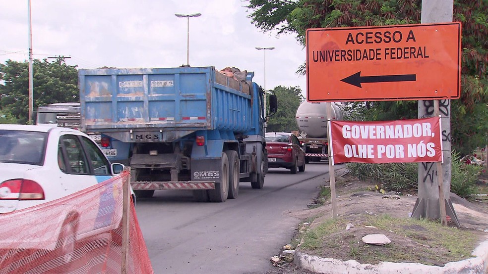 Moradores pedem socorro em placa por causa de obras paralisadas na BR-101, no Recife — Foto: Reprodução/TV Globo