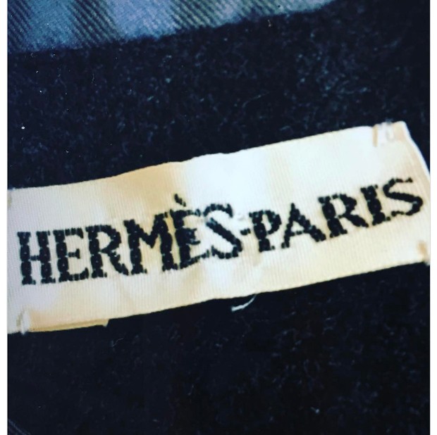 Another 'new' Hermes logo from Margiela, who found the label inside a leather glove from the 1970's. (Foto: @suzymenkesvogue)