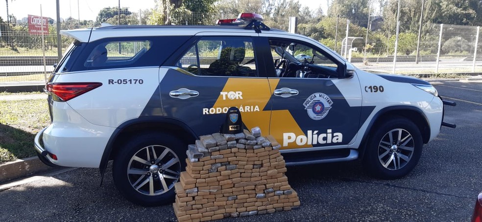 Maconha foi apreendida em Ara&ccedil;oiaba da Serra &mdash; Foto: Pol&iacute;cia Rodovi&aacute;ria/Divulga&ccedil;&atilde;o