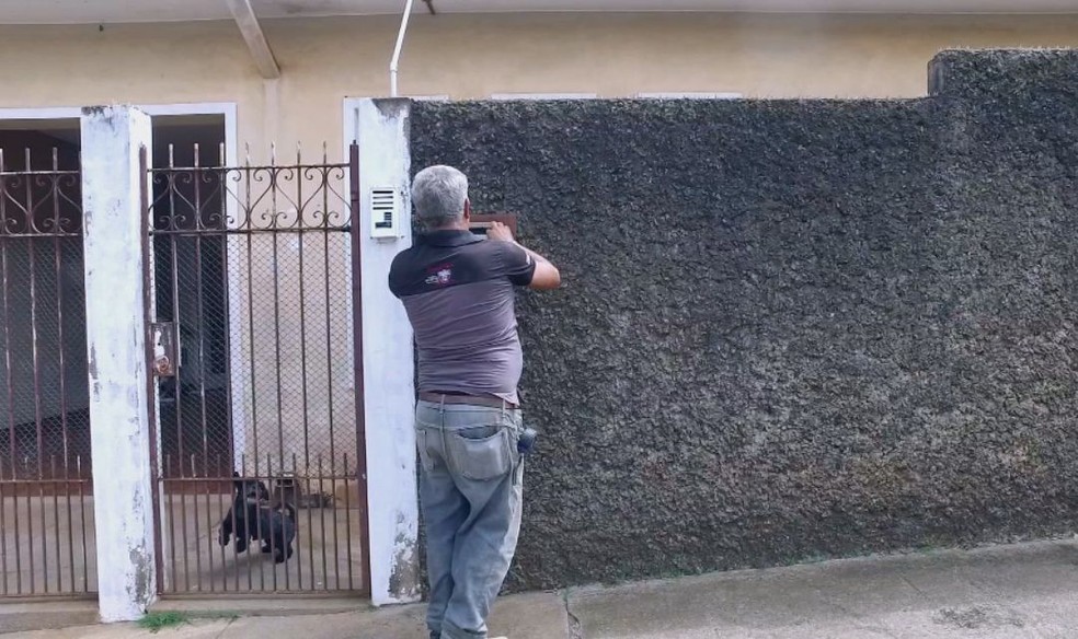 Pedreiro percorria até 40 km por dia para entregar os cartões de casa em casa nas ruas de Bauru (Foto: Fernando Savioli/ TV TEM )