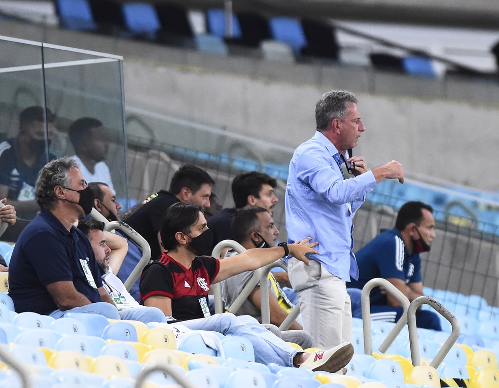 Landim, contido pelo filho (de camisa do Flamengo), cobra cartão amarelo para Leo Matos, do Vasco, no pênalti do primeiro tempo — Foto: André Durão